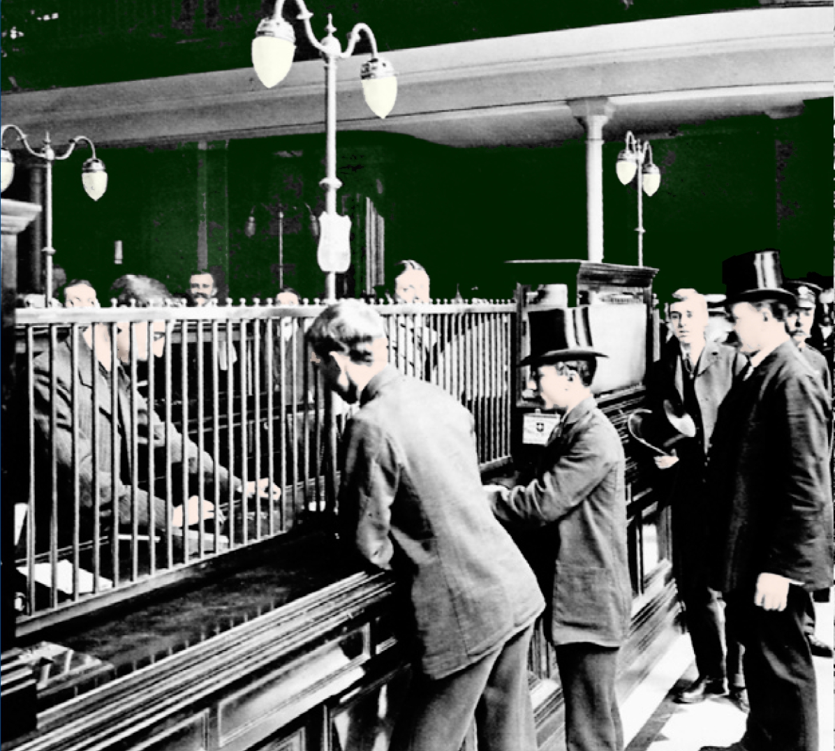 Historische foto van klanten en medewerkers bij een bankloket