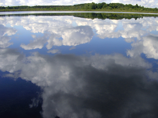 verstild meer met wolken